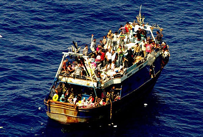 Foto mostra resgate de imigrantes no mar Mediterrâneo 