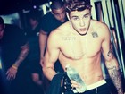 Justin Bieber posta foto sem camisa para fãs em rede social