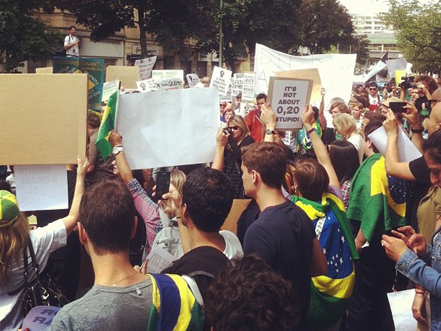 Brasileiros fazem manifestação neste domingo (16), em Berlim (Foto: Juliana Rebelo Doraciotto/Arquivo pessoal)