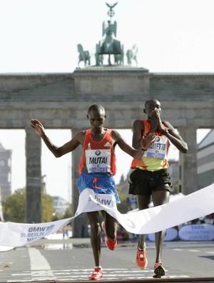 Geoffrey Mutai vence Maratona de Berlim (Foto: Tobias Schwarz/ Reuters)