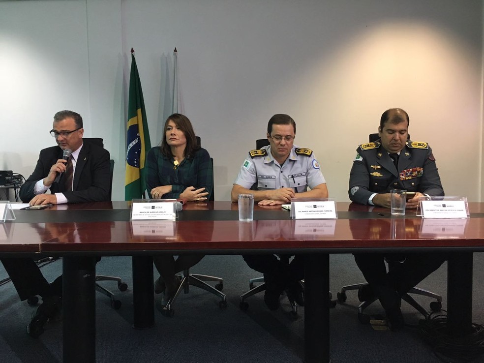 Secretária de segurança pública ao lado de autoridades policiais durante apresentação do balanço das ações na manifestação desta terça (Foto: Gabriel Luiz/G1)