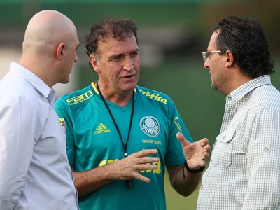 O vice presidente Mauricio Galiotte, o técnico Cuca e o diretor de futebol Alexandre Mattos (Foto: César Greco / Ag. Palmeiras / Divulgação)