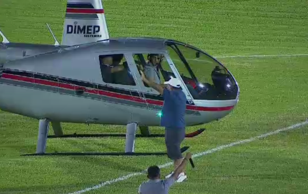 Lucas chega de helicóptero em jogo beneficente (Foto: Reprodução SporTV)