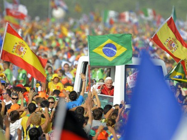 Brasileiros na Espanha comemoraram escolha do Rio de Janeiro como sede da próxima JMJ. (Foto: Cesar Manso / AFP Photo)