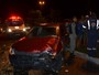 Carro perde o controle, atravessa canteiro e bate em ônibus na Paraíba Carro perde o controle, atravessa canteiro e bate em ônibus na Paraíba