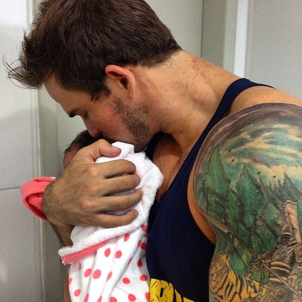 Ex-BBB Rodrigo com a filha (Foto: Instagram / Reprodução)