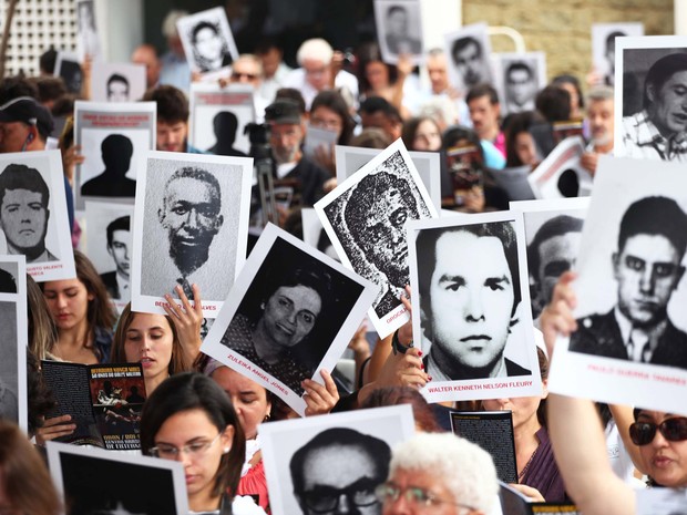 Parentes de vítimas e organizações realizam ato 'Ditadura Nunca Mais' no dia que marca os 50 anos do golpe que instituiu a ditadura militar no Brasil, na antiga sede do DOI-Codi em São Paulo (Foto: Renato S. Cerqueira/Futura Press/Estadão Conteúdo)