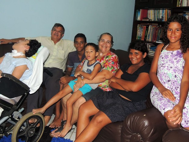 Casal Gediel e Lana reunido com cinco dos seis filhos adotivos (Foto: Felipe Gibson/G1)