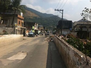Moradores do Cabral comemoram a chegada da polícia no local (Foto: Janaina Carvalho/G1)