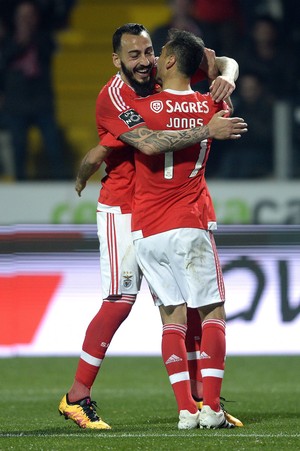 MItroglou abraça Jonas comemoração gol Benfica (Foto: EFE/Fernando Veludo)