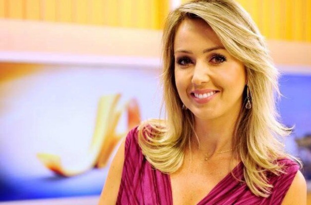 Carla Fachim volta a apresentar o Bom Dia RS na semana que vem (Foto: Divulgação/RBS TV)