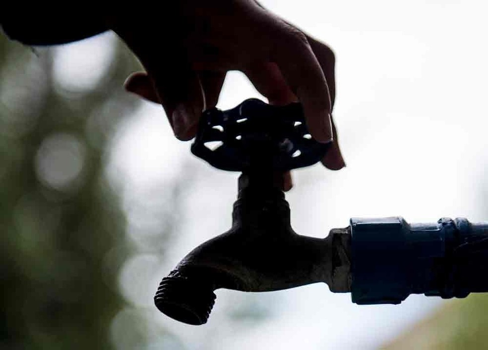 Consumidor abre torneira vazia (Foto: Martin Bernetti / AFP)