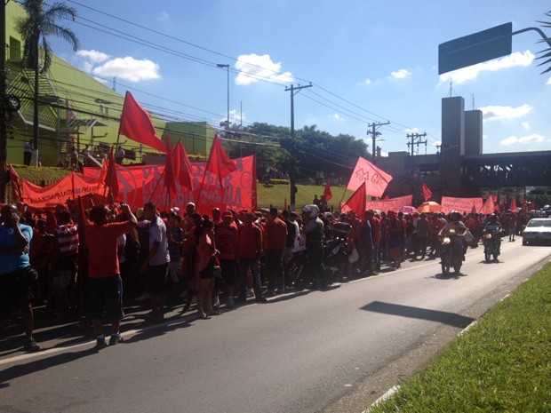 Manifestantes em frente ao Terminal João Dias (Foto: Letícia Macedo/G1)