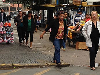 Além do frio, cuiabanos enfrentaram forte garoa pela manhã (Foto: Kelly Martins/G1)