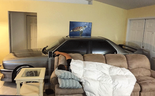 Dono estaciona carro de luxo dentro de casa em passagem de furacão (Foto: jalilsup/Instagram)