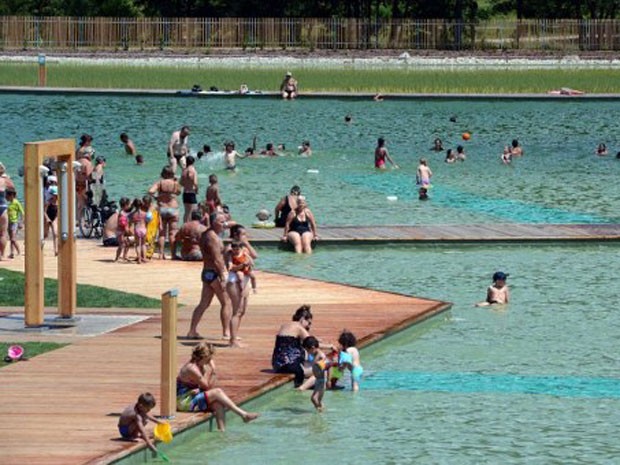 O lago “verde” é o maior da Europa com um processo biológico de tratamento de resíduos, que substituem os produtos químicos. (Foto: Philippe Desmazes/AFP)