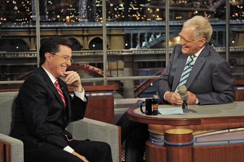 David Letterman recebe Colbert como convidado do 'Late night', em 2012 (Foto: Reuters)
