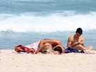 Em dia de praia, Yasmin Brunet namora nas areias de Ipanema