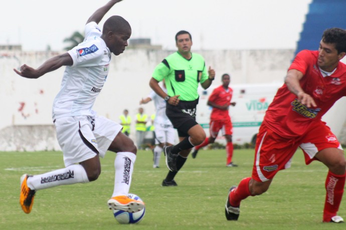 Nigeriano Yerien em lance do jogo entre Treze x Auto Esporte (Foto: Leonardo Silva / Jornal da Paraíba) Nigeriano Yerien em lance do jogo entre Treze x Auto Esporte (Foto: Leonardo Silva / Jornal da Paraíba)