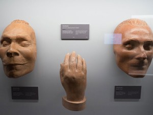 Moldes de partes do corpo de seres humanos no Museu Funerário (Foto: Joe Klamar/AFP)