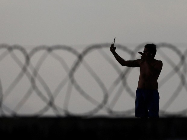 Preso tira uma selfie durante rebelião na penitenciária de Alcaçuz (Foto: Nacho Doce/Reuters) Preso tira uma selfie durante rebelião na penitenciária de Alcaçuz (Foto: Nacho Doce/Reuters)