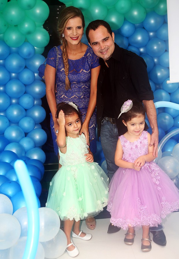 Luciano Camargo, mulher Flávia e filhas no aniversário das meninas (Foto: Iwi Onodera / EGO)