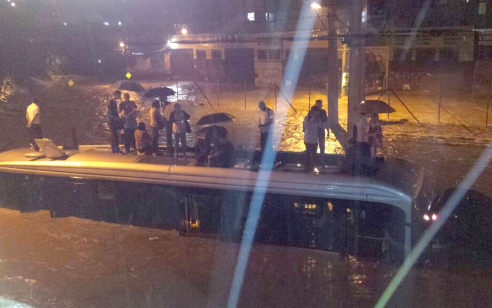 Avenida Vilarinho foi inundada durante temporal na Região de Venda Nova, em Belo Horizonte. Imagens enviadas ao Whatsapp da TV Globo Mostram pessoas ilhadas sobre ônibus (Foto: Reprodução/ Internet)