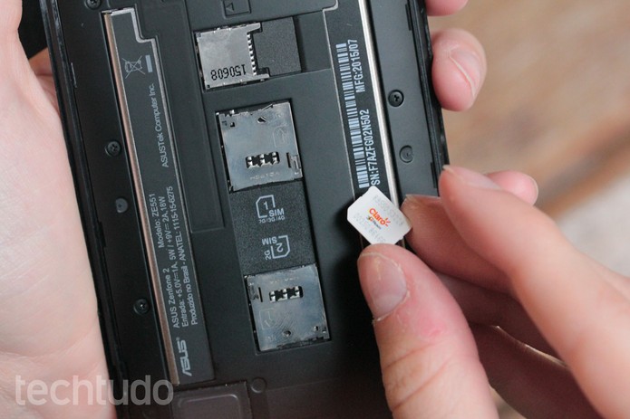 O Zenfone 2 tem espaço para colocar dois chips (Foto: Lucas Mendes/TechTudo) O Zenfone 2 tem espaço para colocar dois chips (Foto: Lucas Mendes/TechTudo)