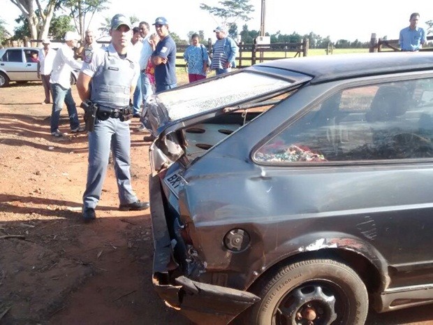 G1 Trem bate em carro parado na linha férrea e mata homem em Castilho