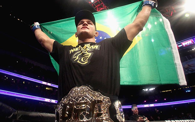 Junior dos Santos Cigano com o cinturão de campeão do UFC (Foto: Getty Images)