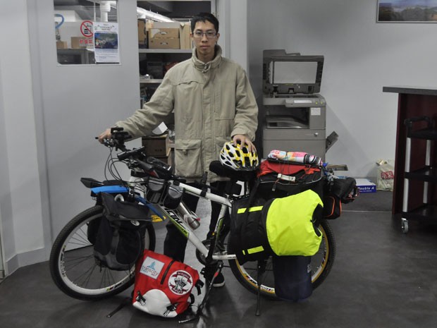Tyker Kuan, 27, com sua bicicleta (Foto: Reuters/Tyler Kuan/Handout)