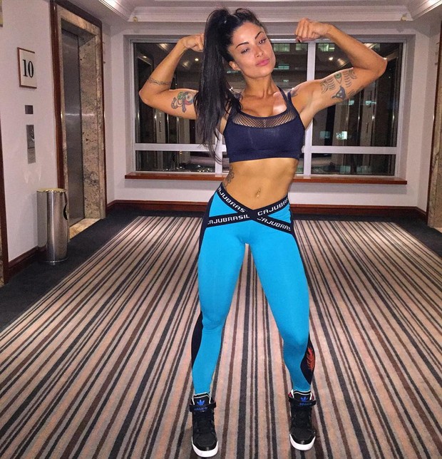 Aline Riscado mostra ótima forma vestida com roupa de ginástica