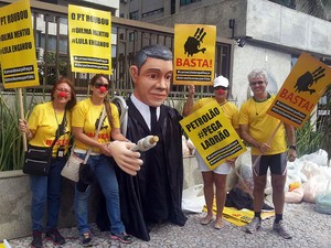 No Recife, movimento &#39;Vem pra Rua&#39; chega para manifestação trazendo boneco gigante que representa juiz da Operação Lava Jato (Foto: Katherine Coutinho / G1)