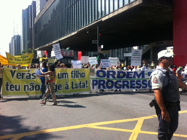 Avenida Paulista é fechada pelos manifestantes neste sábado (Foto: Tahiane Stochero/G1)