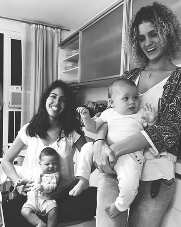 Bela Gil com o filho caçula, Nino, e Laura Fernandez com a filha, Sol de Maria (Foto: Instagram/ Reprodução)