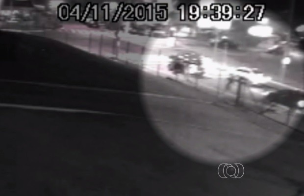 Vídeo mostra roubo de carro em avenida de Goiânia, Goiás (Foto: Reprodução/TV Anhanguera)