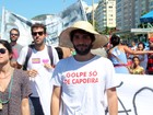 Famosos vão a manifestações contra e a favor do impeachment