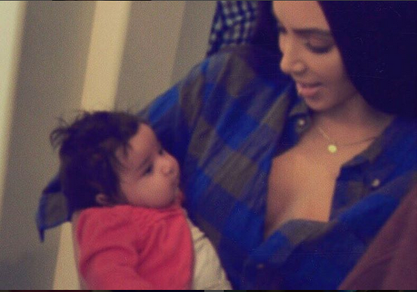 Kim Kardashian segura a sobrinha, Dream (Foto: Reprodução/Instagram)