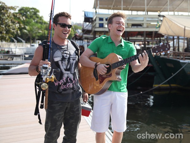 Ator e músico se divertem em gravação (Foto: TV Globo/Pedro Curi)