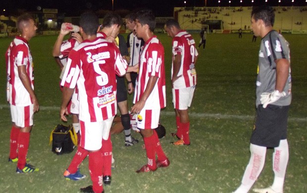 esporte de patos admite mala branca em jogo contra o botafopgo-pb (Foto: Damião Lucena)