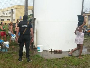 Grávida, detenta carrega balde de água na cabeça (Foto: Douglas Pinto / TV Mirante)