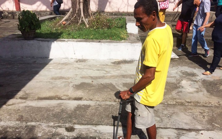 Dorival da Silva, 54, teve AVC há dois anos. Mesmo andando com muletas, saiu de longe, veio de Vilas do Atlântico para votar: 