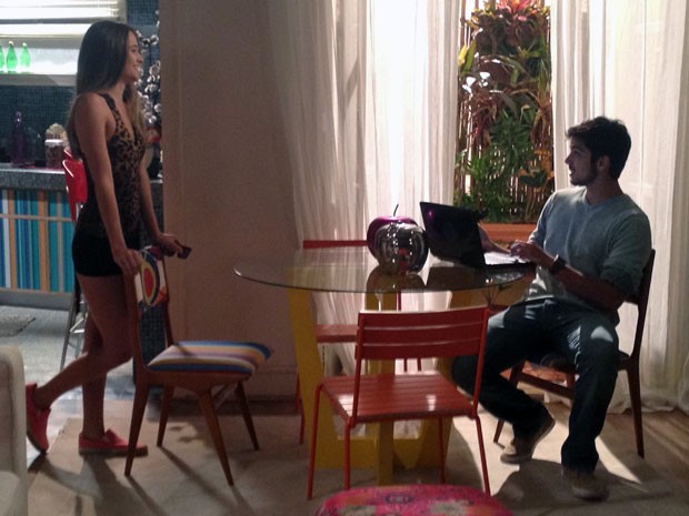 Vestida de oncinha, Fatinha dá mole para Bruno (Foto: Malhação / TV Globo)