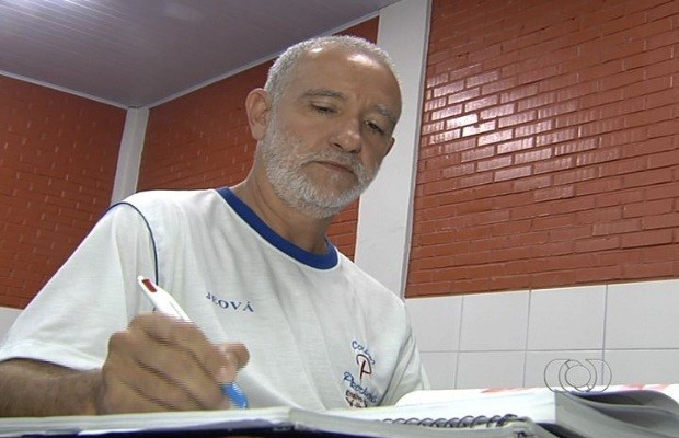 Ex-engraxate de 57 anos é aprovado em medicina  (Foto: Reprodução/TV Anhanguera)