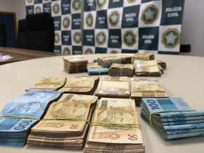 Mais de R$ 100 mil foram apreendidos na casa de policiais, um civil e um militar (Foto: Matheus Rodrigues/ G1)