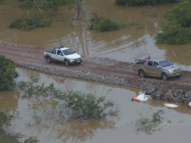 Na estrada de acesso à balsa, no antigo porto, um caminhão caiu ao lado da pista (Foto: Reprodução/TV Rondônia)