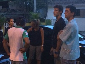 Filhos de irmã de Chorão chegam ao velório em Santos, SP (Foto: Guilherme Lucio/ G1) Filhos de irmã de Chorão chegam ao velório em Santos, SP (Foto: Guilherme Lucio/ G1)