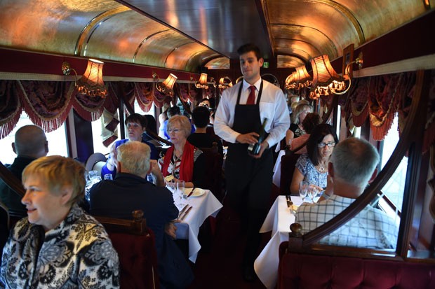 Clientes no Colonial Tramcar, restaurante que funciona dentro de vagões de um bonde em Melbourne (Foto: Indranil Mukherjee/AFP)