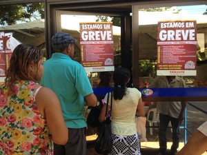 Pessoas são orientadas na porta das agências do INSS a agendar atendimentos (Foto: John Pacheco/G1)