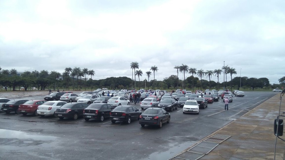 Carros aglomerados no estacionamento do ginásio Nilson Nelso, em Brasília, durante protesto de motoristas do Uber (Foto: Vinícius de Souza/G1)